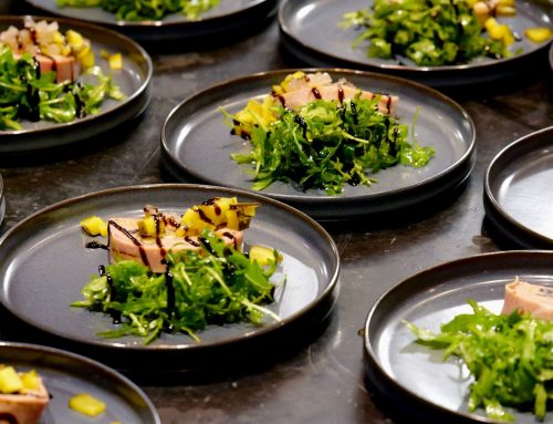 Repas de fin d’année d’entreprise en Essonne : dîner assis ou cocktail dînatoire ?